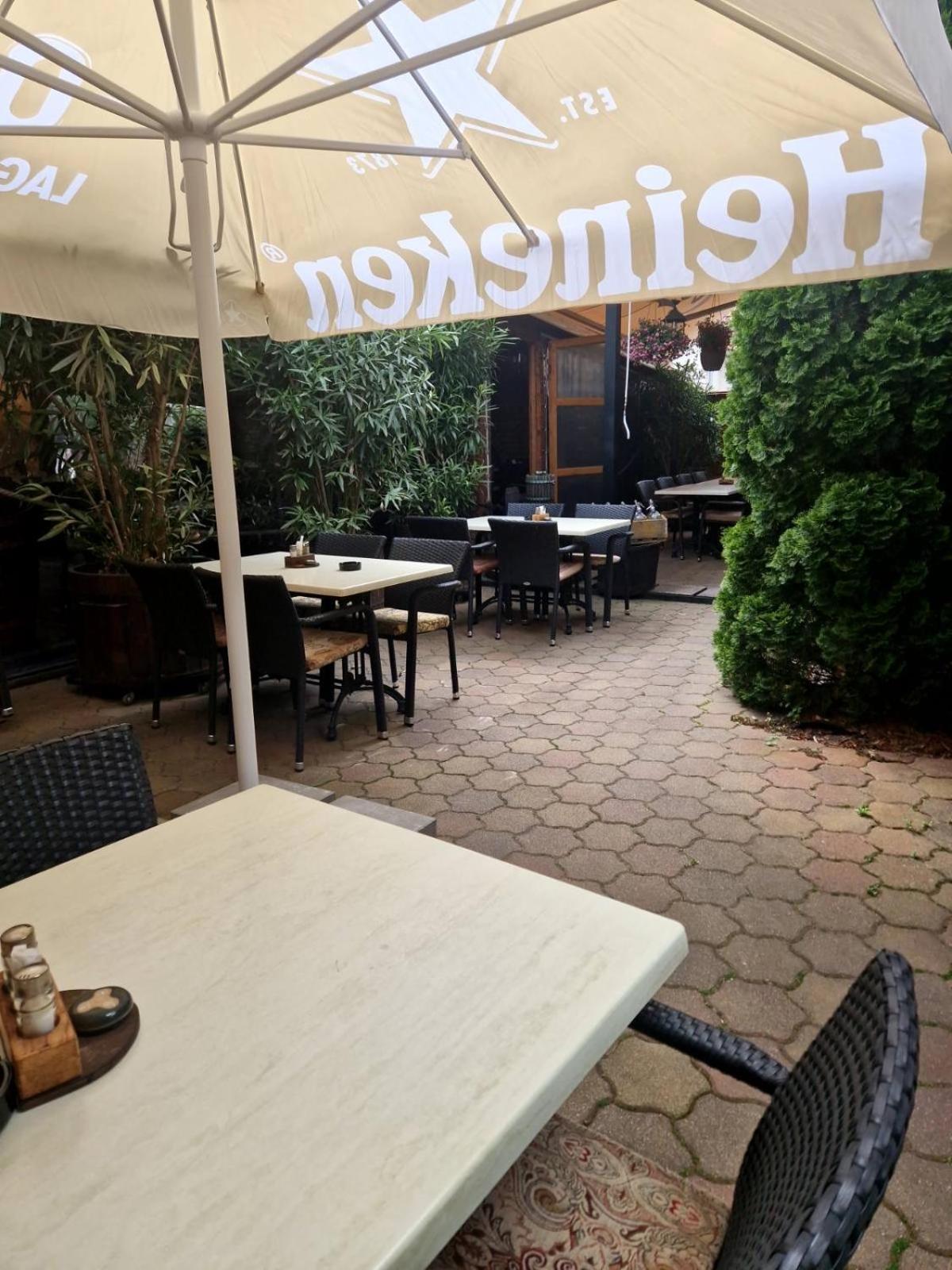 مبيت وإفطار دوناهاراسزتي Bacchus Pub Es Panzio المظهر الخارجي الصورة