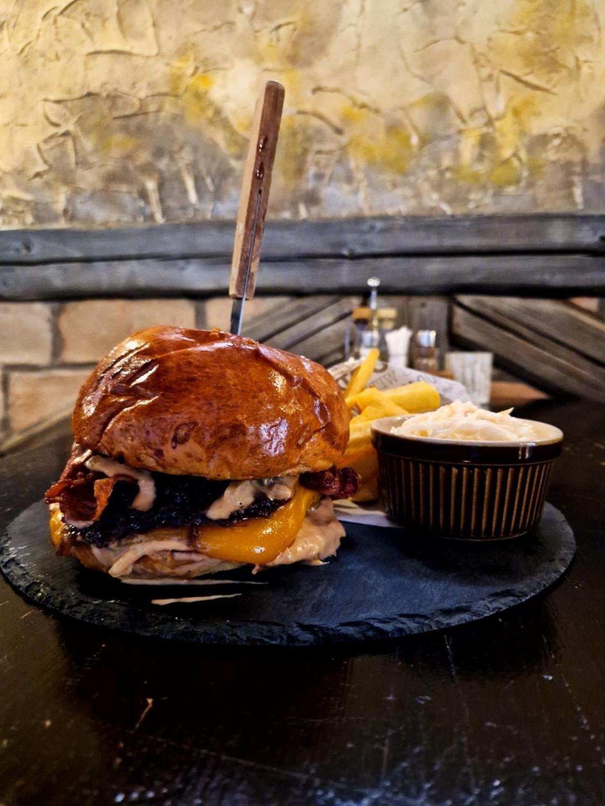 مبيت وإفطار دوناهاراسزتي Bacchus Pub Es Panzio المظهر الخارجي الصورة