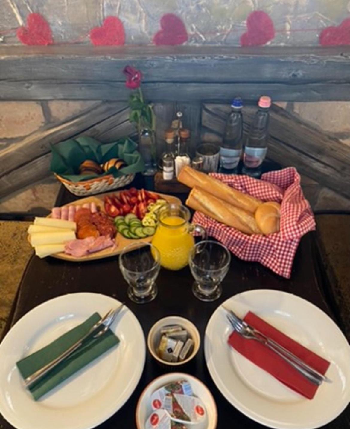 مبيت وإفطار دوناهاراسزتي Bacchus Pub Es Panzio المظهر الخارجي الصورة